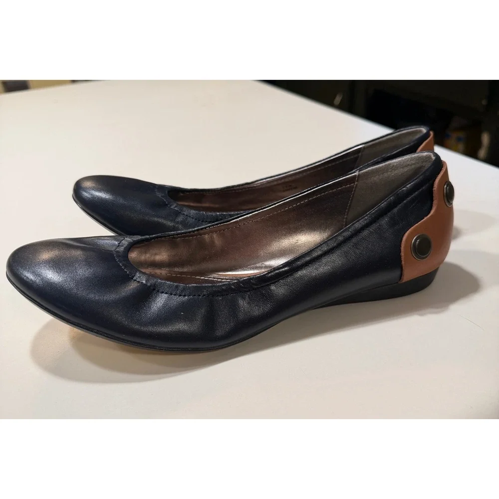 B. Makowsky Navy Blue Leather Ballet Flats with Tan Studded Heel Accent 7.5 Wide